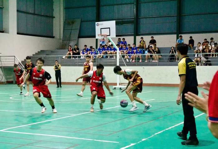  Một pha tranh chấp giữa đội bóng Trường THPT Trưng Vương và Trường THPT Hùng Vương (áo đỏ). Ảnh: H.V 