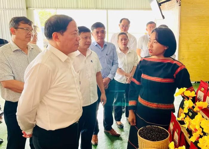  Chủ tịch UBND tỉnh Phạm Anh Tuấn (hàng trước, bìa trái) trao đổi với đại diện Công ty TNHH Chế biến nông sản Jrai Ia Ly (xã Ia Phí) về hoạt động sản xuất, chế biến nông sản. Ảnh: L.N 
