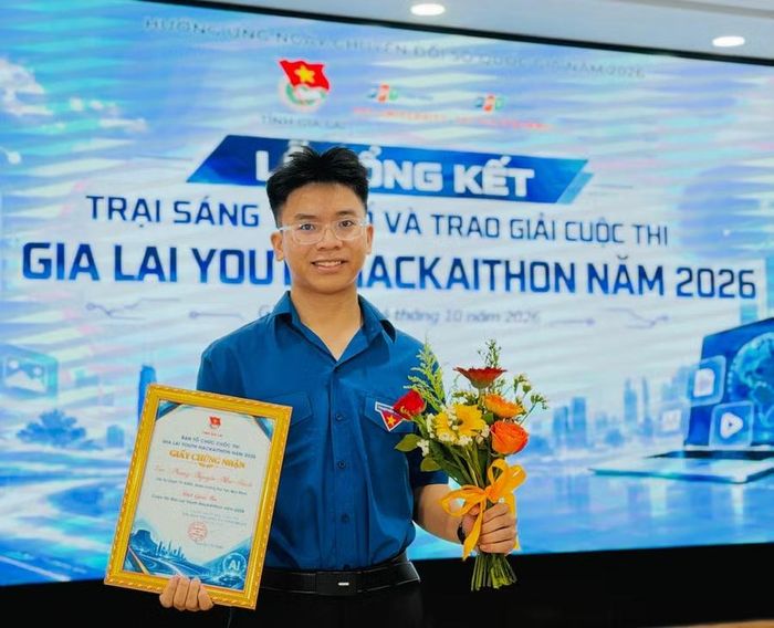  Như Bách nhận giải ba tại Gia Lai Youth HackAIthon 2026 sau khi tiếp tục hoàn thiện sản phẩm RedictAI. Ảnh: D.L 