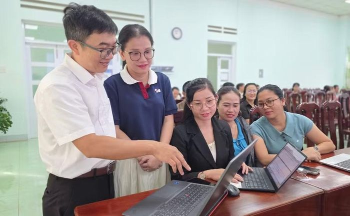  Gần 200 cán bộ, đảng viên, công chức, viên chức phường Thống Nhất tham gia tập huấn kỹ năng số. Ảnh: Bá Bính 
