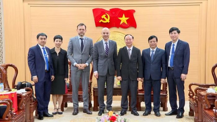 Lãnh đạo tỉnh Gia Lai tiếp Đại sứ đặc mệnh toàn quyền Cộng hòa Pháp tại Việt Nam. Ảnh: Nhật Trường
