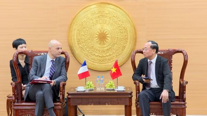 Bí thư Tỉnh ủy Thái Đại Ngọc (bên phải) thông tin về tình hình kinh tế - xã hội của tỉnh với ngài Didier Le Bret. Ảnh: Nhật Trường