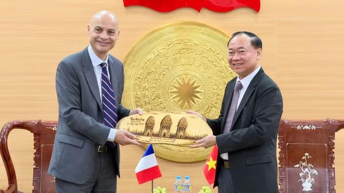 Bí Thư Tỉnh ủy Thái Đại Ngọc (bên phải) tặng quà lưu niệm cho ngài Didier Le Bret. Ảnh: Nhật Trường