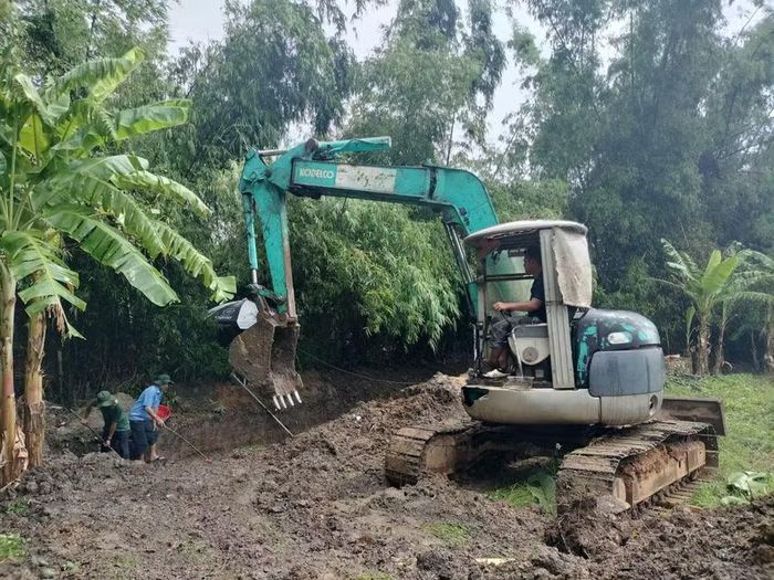  Phường An Nhơn Bắc đã huy động thêm máy múc hỗ trợ đào tìm hài cốt liệt sĩ. Ảnh: H.P 