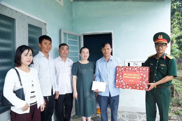  Bí thư Đảng ủy phường An Nhơn Bắc Nguyễn Thị Kim Quy (thứ 3 từ phải sang) thăm hỏi, động viên và tặng quà Đội K52 (thứ 2 từ phải sang) đang thực hiện nhiệm vụ tìm kiếm, quy tập hài cốt liệt sĩ. Ảnh: H.P 