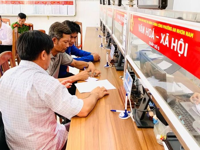 Người dân phường An Nhơn Nam được hướng dẫn nộp hồ sơ trực tuyến. Ảnh: Ánh Nguyệt