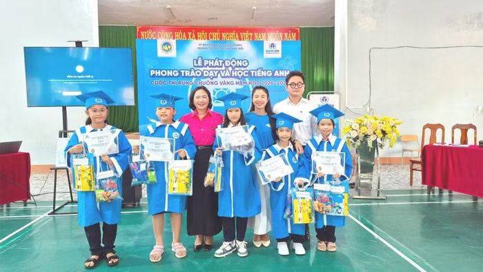  Ban Tổ chức trao giải cho các học sinh đạt thành tích xuất sắc tại cuộc thi Rung chuông vàng năm học 2026-2027. Ảnh: Phương Thảo 
