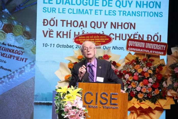  Các nhà khoa học phát biểu tại Đối thoại Quy Nhơn. Ảnh: T.L 