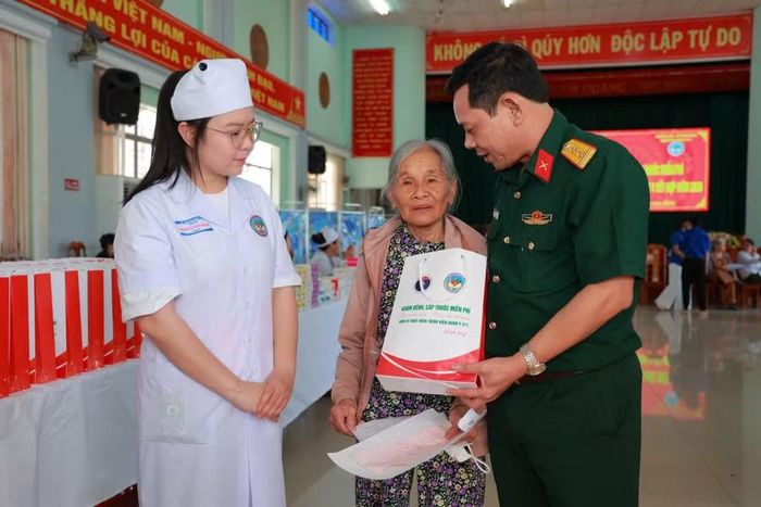  Người dân được cấp phát thuốc miễn phí và hướng dẫn sử dụng thuốc. Ảnh: Mạnh Hà 