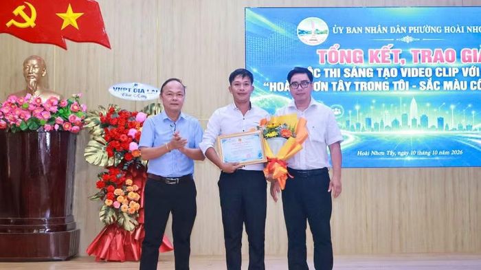  Ban Tổ chức trao giải Cuộc thi sáng tạo video clip với chủ đề “Hoài Nhơn Tây trong tôi - sắc màu công nghệ số”. Ảnh: Hoài Huy 