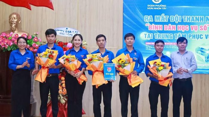 Đội thanh niên tình nguyện “Bình dân học vụ số” hỗ trợ người dân tại Trung tâm Phục vụ hành chính công phường. Ảnh: Hoài Huy 
