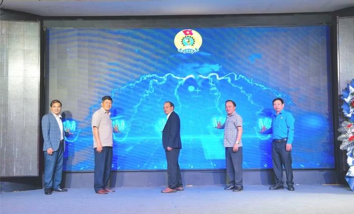  Các đại biểu thực hiện nghi thức ra mắt mô hình "Tư vấn pháp luật và trợ lý ảo AI công đoàn trực tuyến". Ảnh: M.C 