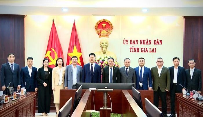  Đại diện lãnh đạo UBND tỉnh Gia Lai chụp ảnh lưu niệm với đoàn công tác Tập đoàn Muyuan. Ảnh: M.P 