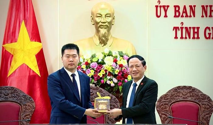  Chủ tịch UBND tỉnh Phạm Anh Tuấn tặng quà cho đại diện lãnh đạo Tập đoàn Muyuan. Ảnh: M.P 