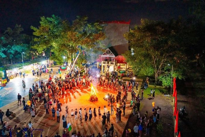 Khuôn viên nhà rông, nhà sinh hoạt cộng đồng Mrông Yố 1 được lựa chọn làm điểm sinh hoạt chính của làng Mrông Yố (xã Ia Phí) sau sáp nhập. Ảnh: Phạm Quý