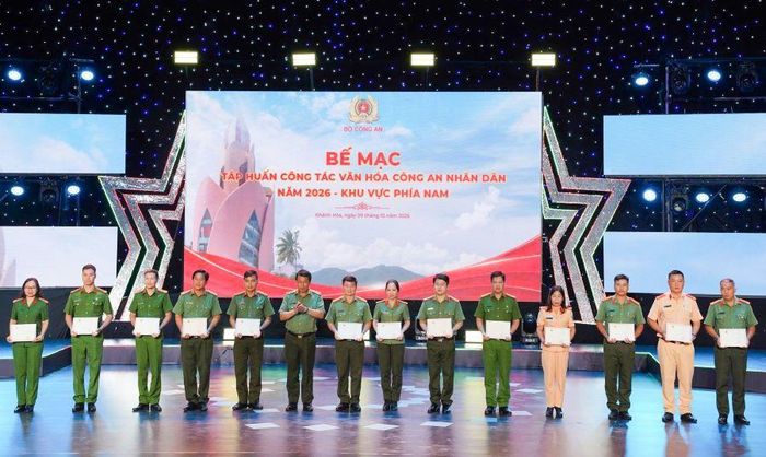 Thiếu tướng Nguyễn Công Bẩy trao giấy khen cho các cá nhân có thành tích trong quá trình tham gia lớp tập huấn.