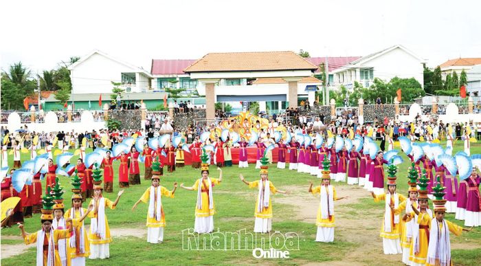 Đồng diễn văn nghệ chào mừng Lễ hội Katê năm 2026 tại thôn Hữu Đức, xã Phước Hữu.