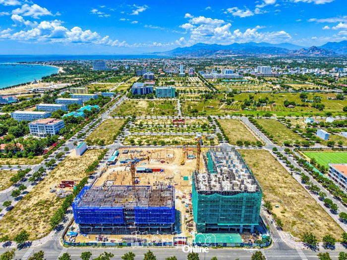 Thi công nhà ở xã hội tại Khu đô thị biển Bình Sơn - Ninh Chử (Khu K2, phường Đông Hải). Ảnh: M.HÙNG