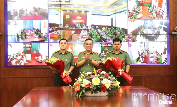 Thiếu tướng Nguyễn Hữu Phước chúc mừng hai nhóm tác giả phát triển hai ứng dụng.