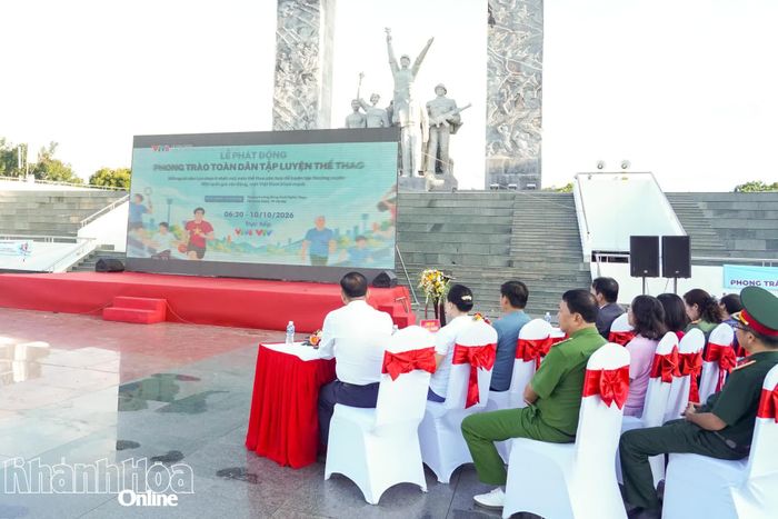 Các đại biểu cùng theo dõi chương trình tiếp sóng trực tiếp Lễ phát động trong toàn quốc.