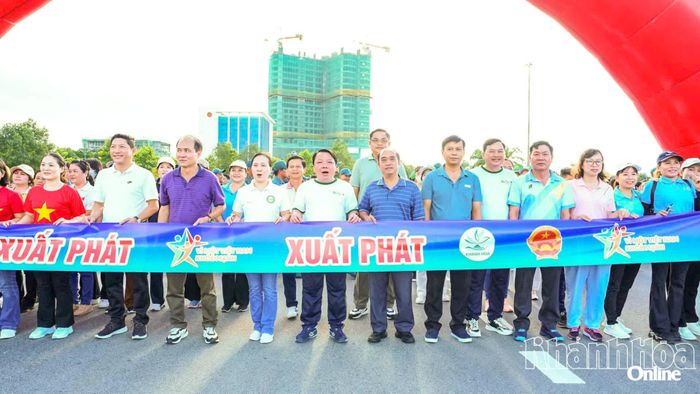 Các đại biểu và người dân cùng tham gia chạy bộ 1km hưởng ứng chương trình.