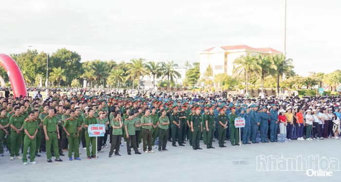 Các lực lượng và người dân tham gia lễ phát động.