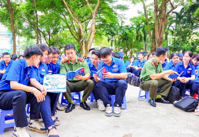 Các chiến sĩ Công an tỉnh tuyên truyền, hướng dẫn học sinh tìm hiểu kiến thức về an toàn trên không gian mạng.