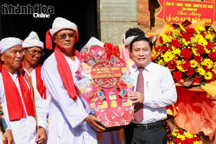 Đồng chí Lâm Đông tặng quà chúc mừng các vị trong Hội đồng Chức sắc Chăm Bàlamôn tỉnh.