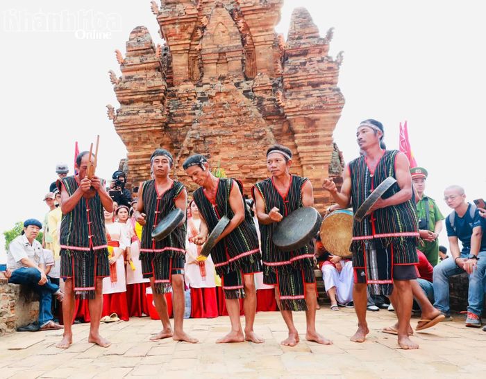 Đội văn nghệ Raglai biểu diễn mã la.