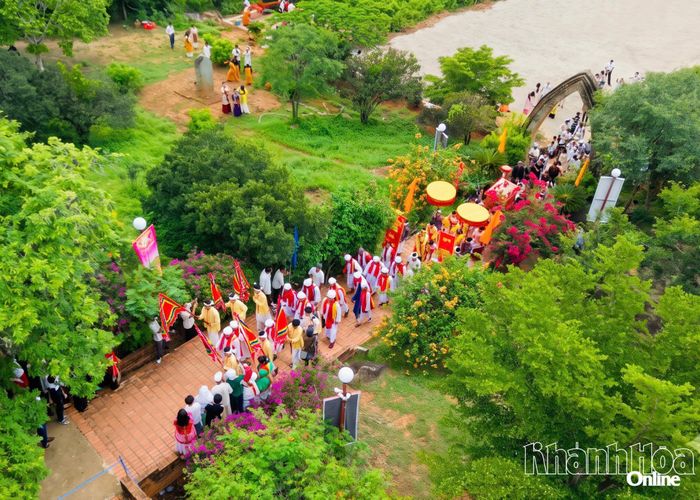 Đoàn rước y trang tiến vào tháp Pô Klong Garai.