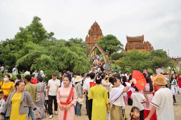 Người dân và du khách về dự Lễ hội Katê ở Di tích quốc gia đặc biệt tháp Pô Klong Garai.