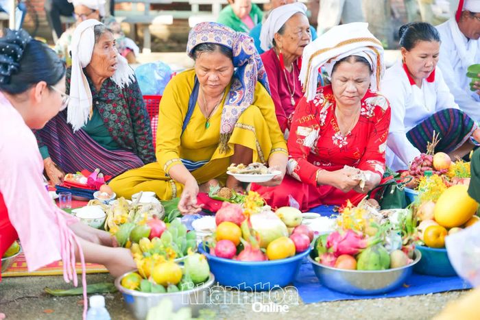 Đồng bào Chăm bày lễ vật dâng cúng tại đền Pô Inư Nưgar trong ngày hội Katê.