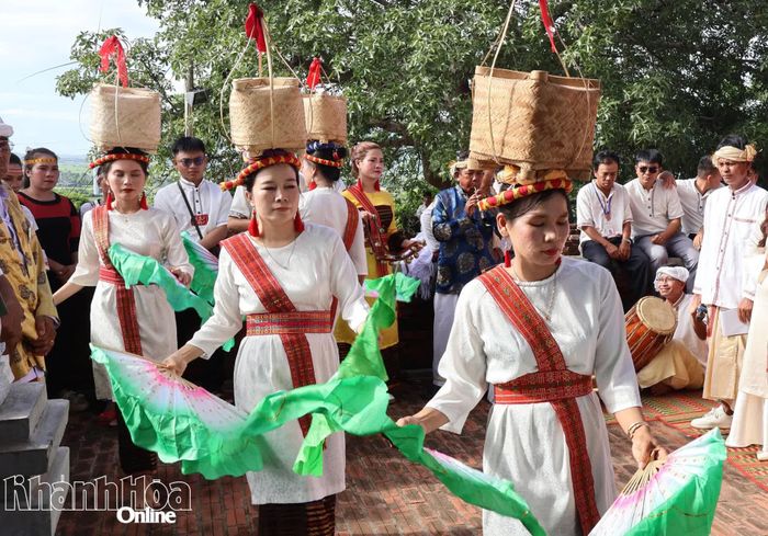 Tiết mục nghệ thuật khai mạc Lễ hội Katê tại Tháp Pô Rômê.
