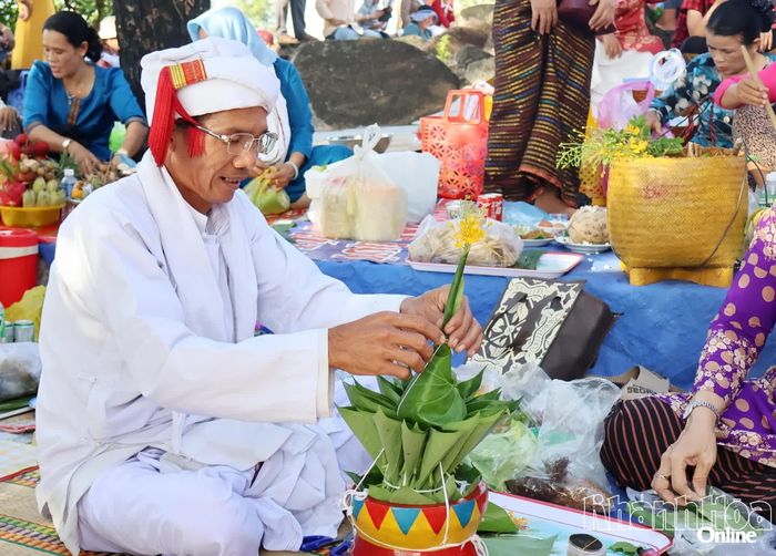 Đồng bào Chăm theo đạo Bàlamôn chuẩn bị lễ vật thực hiện các nghi lễ, cúng tại Tháp Pô Rômê.