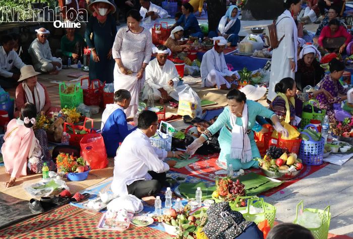Đồng bào Chăm theo đạo Bàlamôn chuẩn bị lễ vật thực hiện các nghi lễ, cúng tại Tháp Pô Rômê.