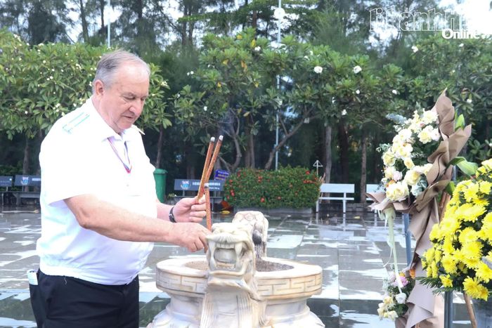 Đại tá Kovdeev Valery Vladimirovich - Trưởng đoàn đại biểu Hội hữu nghị với Việt Nam tại tỉnh Primorye, Liên bang Nga dâng hương.