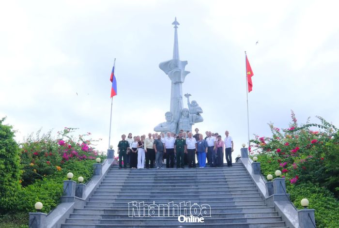 Đoàn chụp hình lưu niệm tại Tượng đài hữu nghị Việt - Nga.