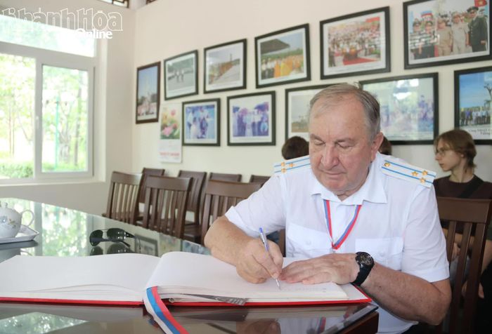 Đại tá Kovdeev Valery Vladimirovich - Trưởng đoàn đại biểu Hội hữu nghị với Việt Nam tại tỉnh Primorye, Liên bang Nga ghi lại cảm xúc vào sổ cảm tưởng.