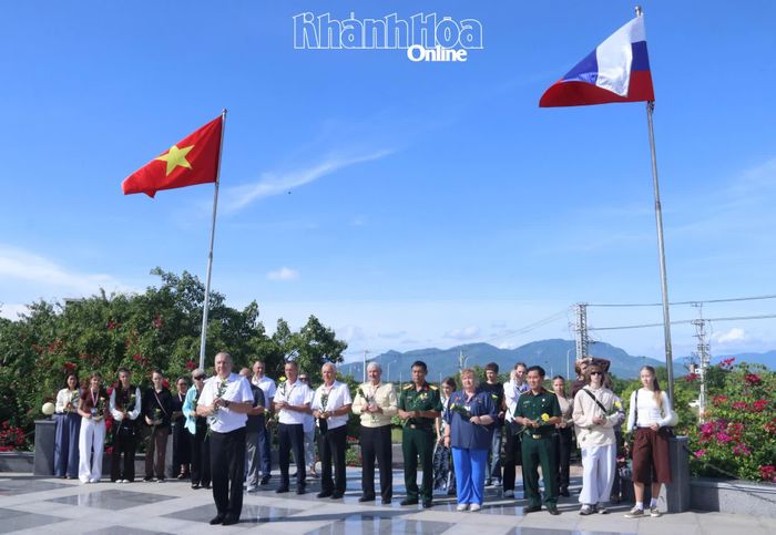 Đoàn đến viếng Tượng đài hữu nghị Việt - Nga.