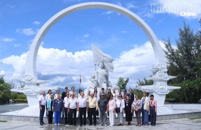 Đoàn chụp ảnh lưu niệm tại tượng đài “Những người nằm lại phía chân trời” với biểu tượng “Vòng tròn bất tử.
