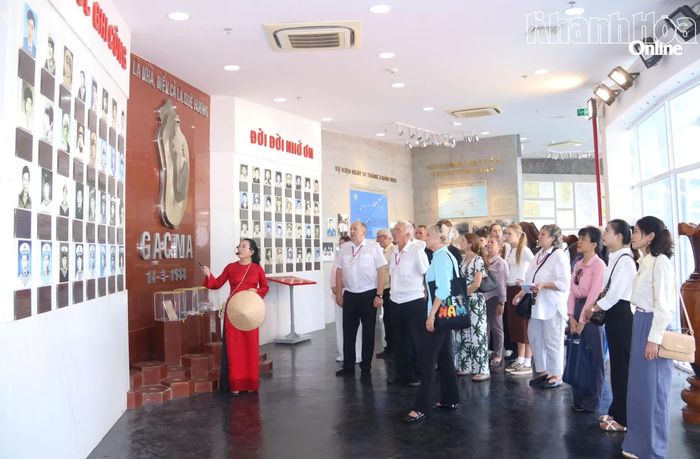 Đoàn tham quan khu trưng bày các hiện vật tại Khu tưởng niệm chiến sĩ Gạc Ma.