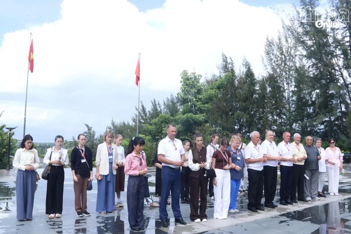 Đoàn mặc niệm tưởng niệm 64 cán bộ, chiến sĩ hải quân nhân dân Việt Nam đã anh dũng hy sinh trong sự kiện Gạc Ma năm 1988.