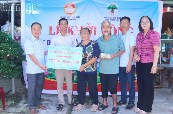 Hội Người cao tuổi tỉnh trao kinh phí xây dựng nhà ở cho gia đình bà Nguyễn Thị Qui (thứ 3 từ trái qua).