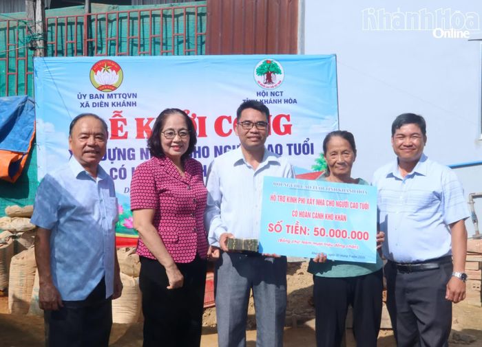 Hội Người cao tuổi tỉnh trao kinh phí hỗ trợ xây dựng nhà cho gia đình bà Trần Thị Rỡ (thứ 2 từ phải qua).