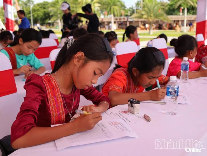 Các thí sinh tham gia thi viết chữ Chăm.