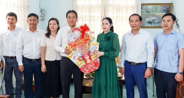Đồng chí Nguyễn Long Biên tặng quà cho gia đình bà La Thoại Như Trang.