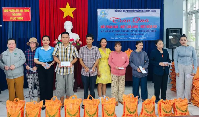 Những phần quà được trao góp phần sẻ chia khó khăn, động viên các gia đình vươn lên trong cuộc sống