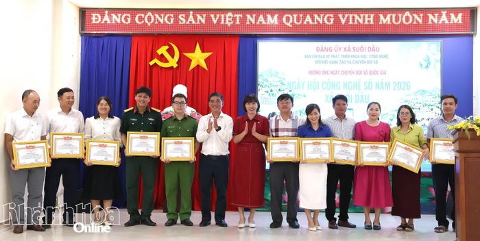 Lãnh đạo xã khen thưởng các cá nhân có thành tích xuất sắc trong 1 năm triển khai hoạt động khoa học, công nghệ, đổi mới sáng tạo và chuyển đổi số trên địa bàn xã.