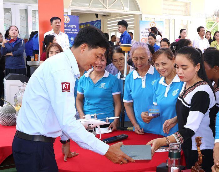 Công ty Cổ phần Tư vấn và đào tạo SMARTPRO giới thiệu một số sản phẩn nông nghiệp thông minh cho người dân.
