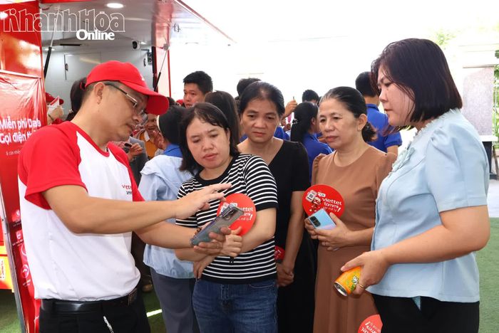 Viettel Khánh Hòa giới thiệu tiện ích số cho người dân.